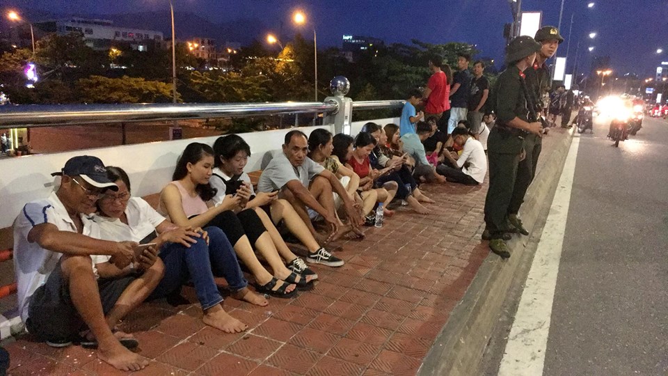 Hàng ngàn người chen kín tìm chỗ đẹp xem Lễ hội pháo hoa Đà Nẵng